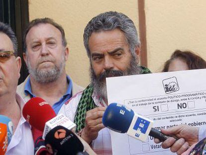 Sánchez Gordillo muestra una papeleta para la consulta alternativa.