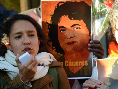 Berta Zúñiga, en una vigilia frente la Organización de Estados Americanos (OEA) ante un retrato de su madre, asesinada en marzo.