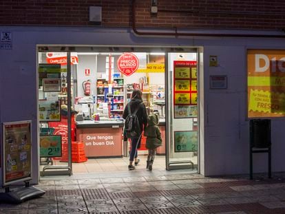 Los clientes cada vez miran más el precio de sus compras.