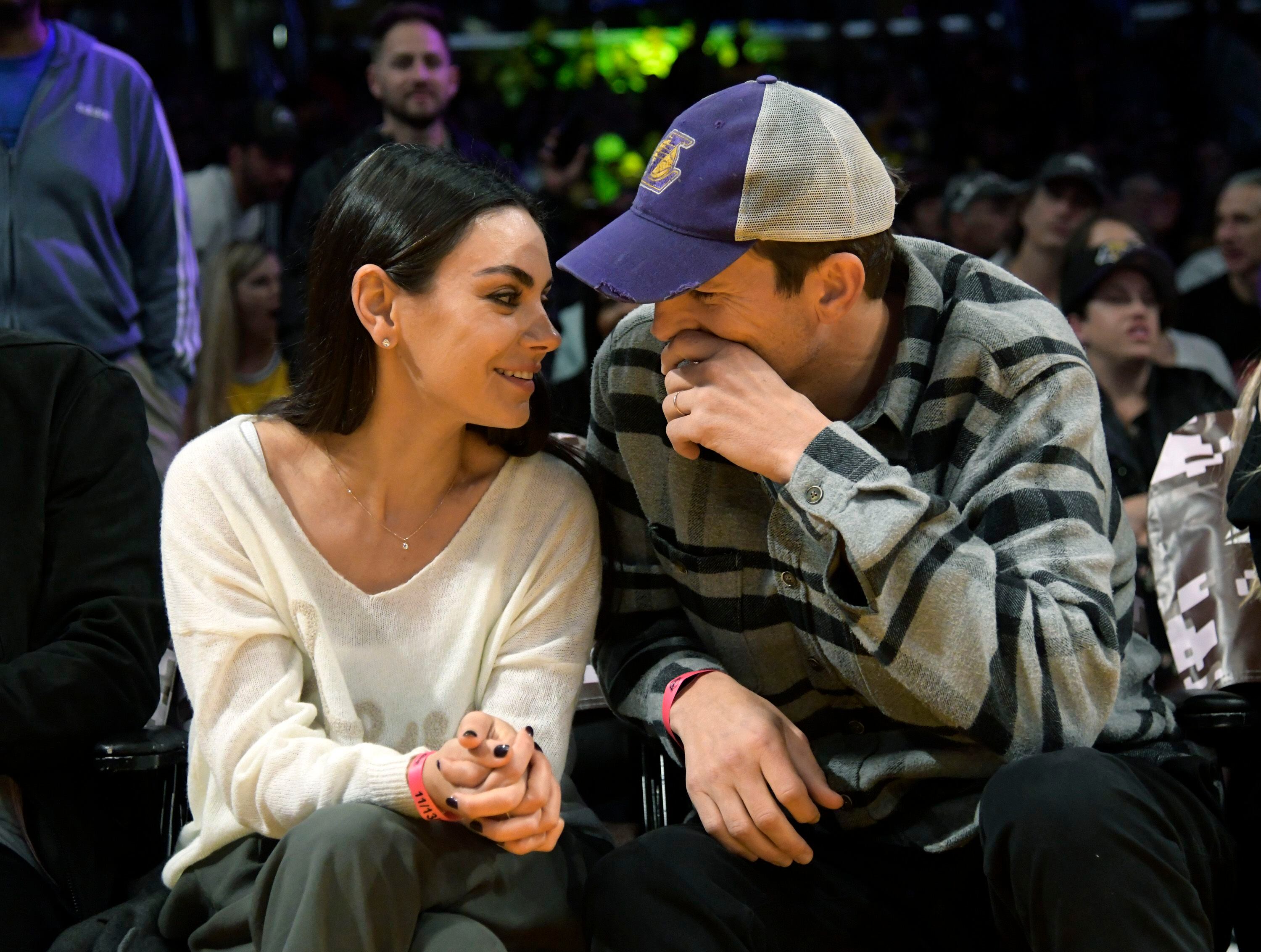 Mila Kunis y su marido, el también actor Ashton Kutcher, en un partido de baloncesto en Crypto.com Arena el 13 de noviembre de 2022. La pareja es conocida como 'KuKu'.