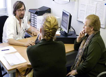 Un médico pasa consulta en un centro sanitario de Barcelona
