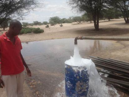 Un funcionario de la Oficina de Agua supervisa la prueba de la bomba de extracción.