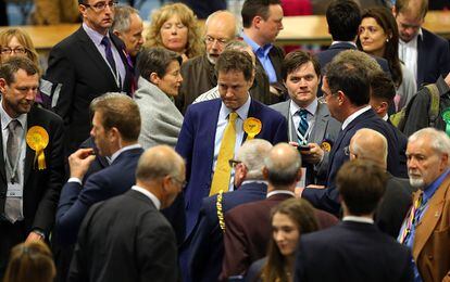El líder de los liberaldemócratas, Nick Clegg (c), llave previsible para un posible futuro Gobierno conservador, admite en rueda de prensa desde Sheffield que la jornada electoral ha "castigado" a su partido. Los sondeos prevén que obtengan sólo 10 escaños.