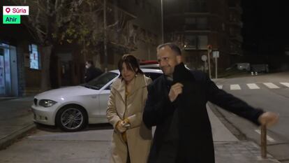 Xavier Novell y Sílvia Caballol ayer en Súria en una imagen de TV-3.
