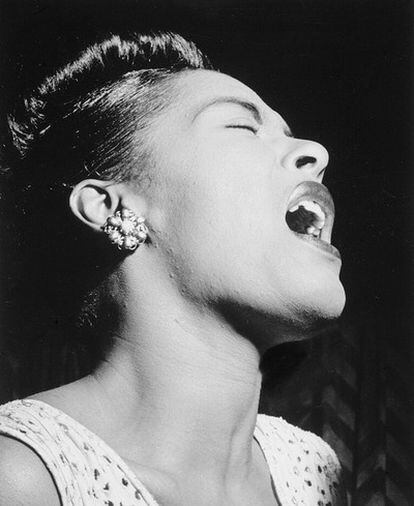 Retrato de la cantante Billie Holiday, también conocida como Lady Day, en 1947. Gottlieb tomaba las fotografías solo en los momentos en los que no molestaba al cantante en su actuación (Colección Gottlieb/Biblioteca del Congreso de EE UU).