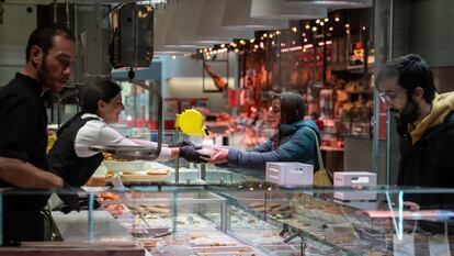 Compras en el Mercado de Sant Sntoni en Barcelona, en marzo.
