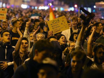 Una multitud se manifiesta por las calles de Sevilla.