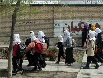 Un grupo de niñas afganas vuelve a casa después de asistir a clase en una escuela femenina de Kabul, la capital de Afganistán.