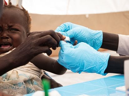 Una niña llora cuando le hacen la prueba de la malaria en Bentiu, Sudán del Sur, el 19 de noviembre de 2021.