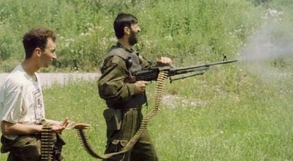 Un soldado serbio dispara con una ametralladora pesada durante el ataque a Srebrenica, el 14 de julio de 1995.