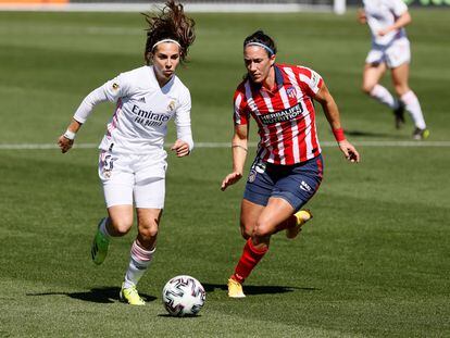 La jugadora del Real Madrid Marta Cardona conduce el balón ante Silvia Meseguer este domingo en el Centro Deportivo Wanda de Alcalá.