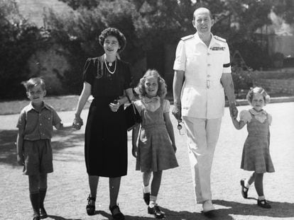 El rey Pablo I de Grecia y su esposa, Federica de Hannover, junto a sus tres hijos: Constantino, Sofía e Irene, en los jardines del antiguo Palacio Real de Atenas, a mediados de los años cuarenta.