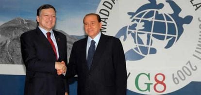 Berluconi saluda a Barroso antes del inicio de la cumbre