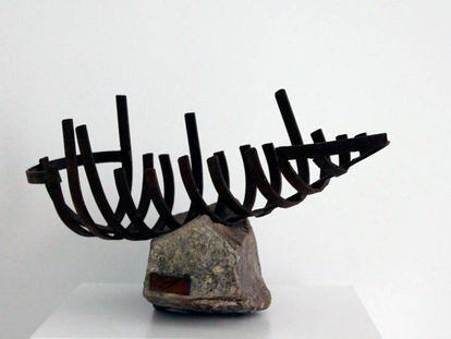 Una escultura de Maïs Jorba en la exposición 'Mar de pedres'