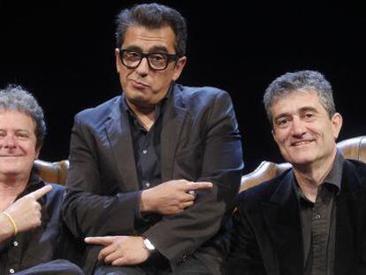 Juan Luis Cano (izquierda) y Guillermo Fesser (derecha) posan junto a Andreu Buenafuente en la presentación de 'Nadie sabe nada'.