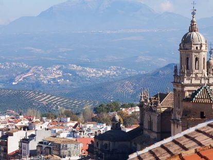 Vista de la ciudad de Jaén, con la torre de la catedral a la derecha.