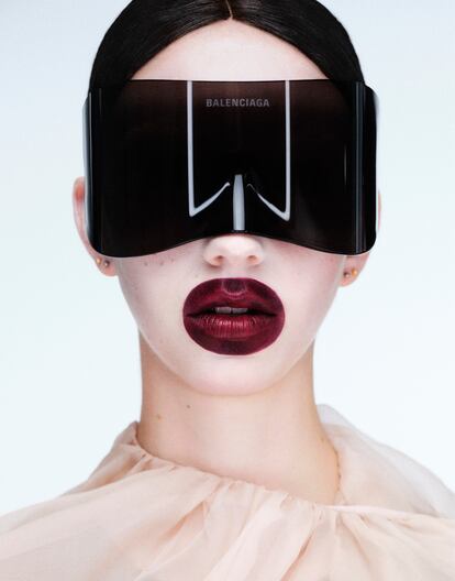 Portfolio para el extra de belleza de febrero 2024. ©Txema Yeste    ----PIEFOTO----     La modelo lleva gafas de Balenciaga y top de Thierry Mugler.