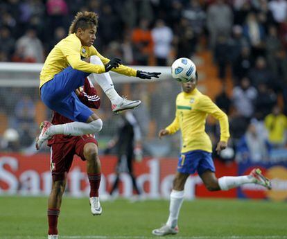 Neymar lucha por un balón.