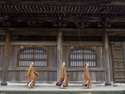 Monjes en el templo de Kamakura (Jap&oacute;n).  