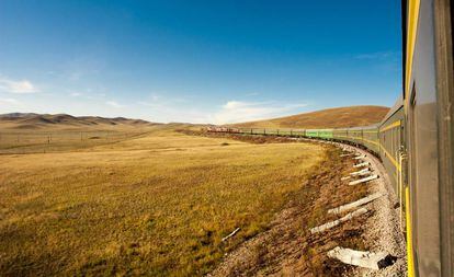 Un tren en su ruta por la tundra en la línea del Transiberiano.