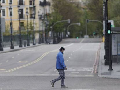 Un hombre pasea por la calle Bailén de Madrid completamente vacía, el 16 de abril de 2020.