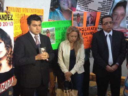 Leticia Ponce y su abogado (con gafas), al salir de la fiscal&iacute;a.