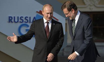 Putin recibe a Rajoy en su llegada a San Petersburgo.