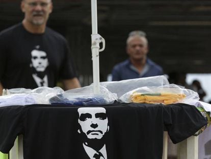 Venta de camisetas con el retrato del ultra Bolsonaro este miércoles en Brasilia. 