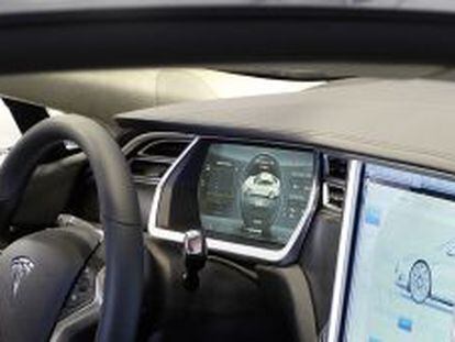 Interior de un coche Tesla con sistemas de conectividad.