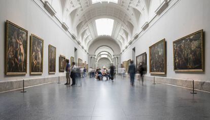 Visitantes en la galería central del Museo del Prado.