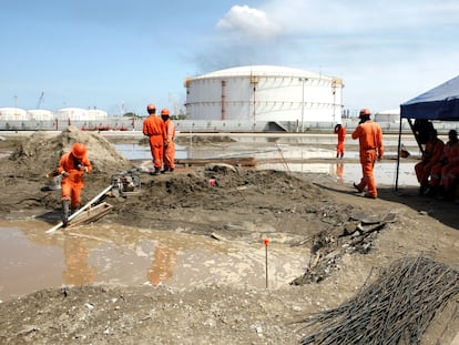 Trabajadores en una de las zonas inundadas de la refinería Dos Bocas tras las lluvias de un frente frío, el 21 de octubre de 2022.