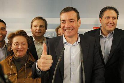El líder del PSM, Tomás Gómez, hace un gesto de victoria en su comparecencia ante los medios anoche.