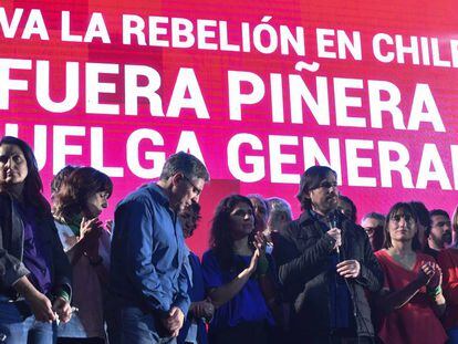 Cierre de campaña de la izquierda argentina el jueves frente al Consulado chileno en Buenos Aires.