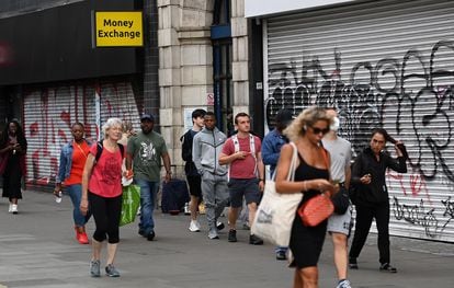 La gente pasea por Oxford Street, en el centro de Londres, Gran Bretaña, este miércoles.