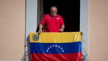 Diosdado Cabello observa una marcha chavista contra las sanciones, este lunes en Caracas.