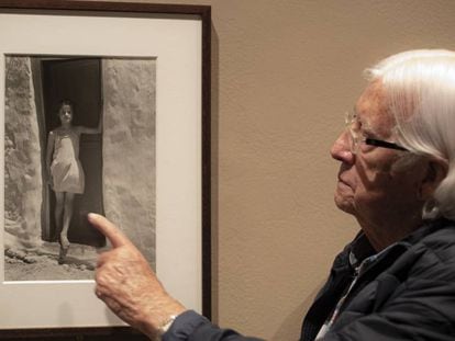 Pérez Siquier delante de la fotografía de la 'Niña Blanca' en la exposición que se ha inaugurado en la Fundación Mapfre.