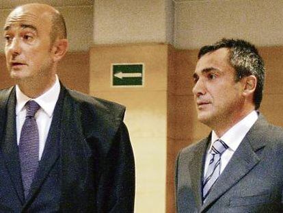 Jabyer Fern&aacute;ndez (a la derecha) junto a su abogado en el juicio por el &#039;caso Iurbenor&#039;.  