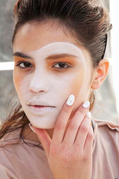  Las uñas blancas aportan un toque de frescura al look de geisha moderna que propone Vivienne Westwood.