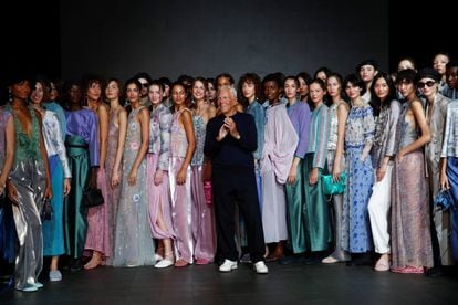 El diseñador Giorgio Armani, rodeado de las modelos de su desfile en Milán, este 22 de septiembre.