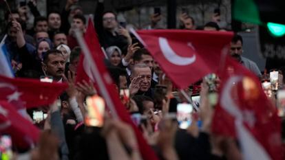 Erdogan saluda a simpatizantes, este domingo.