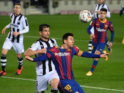 Messi trata de controlar el balón ante Postigo este domingo en el Camp Nou.