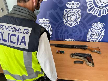 Armas halladas en el registro domiciliario.