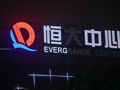 El letrero de la sede de Evergrande en Shangai parcialmente iluminado