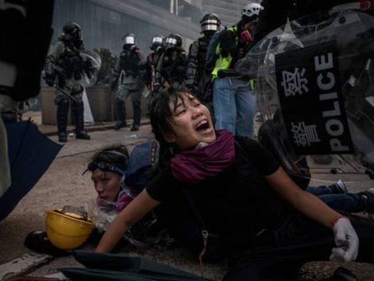Una manifestante, durante su arresto, este domingo en Hong Kong. 