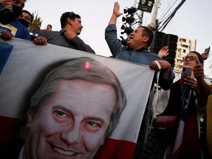 Partidarios del ultraderechista José Antonio Kast se manifiestan tras conocer los primeros resultados de la primera vuelta de las elecciones celebradas en Chile el domingo.