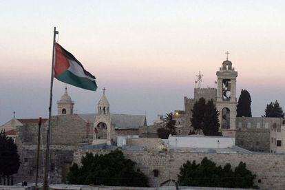 La bandera palestina ondea frente a la Iglesia de la Natividad de Belén, declarada Patrimonio de la Humanidad por la Unesco
