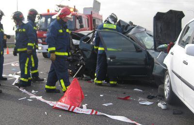 Los servicios de emergencia rescatan a los heridos del accidente en cadena de la A-42.