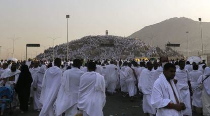 Musulmanes llegan en peregrinaci&oacute;n al monte de Arafat, cerca de La Meca.