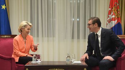 La presidenta de la Comisión Europea, Ursula von der Leyen, y el presidente de Serbia, Aleksandar Vucic, durante su encuentro en Belgrado este miércoles.