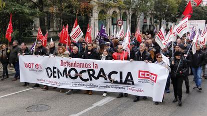 Manifestación convocada hoy en Valladolid por los sindicatos en defensa de la Democracia.